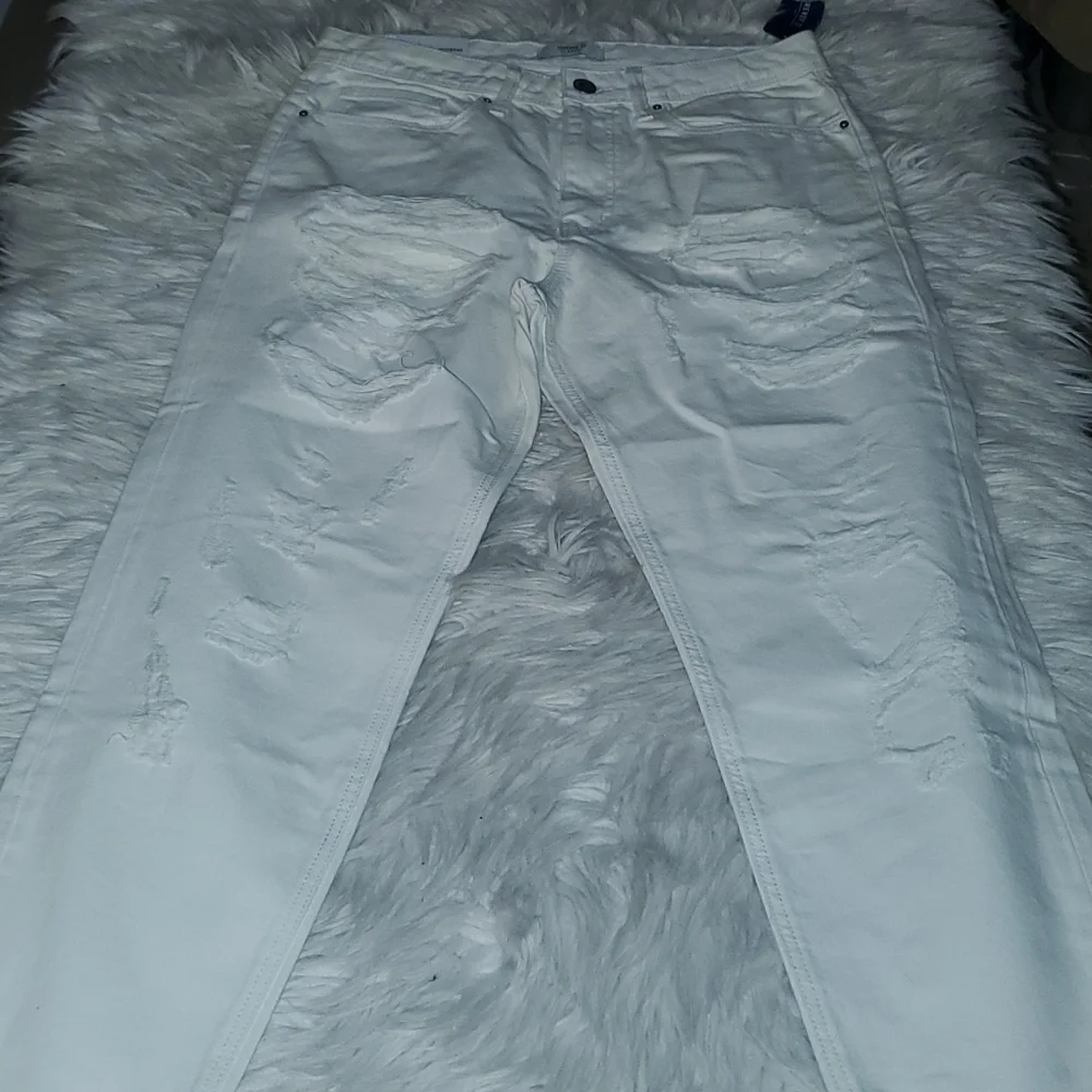 ~~Forever 21 White Ripped Boyfriend Jeans NWT – Size 29~~